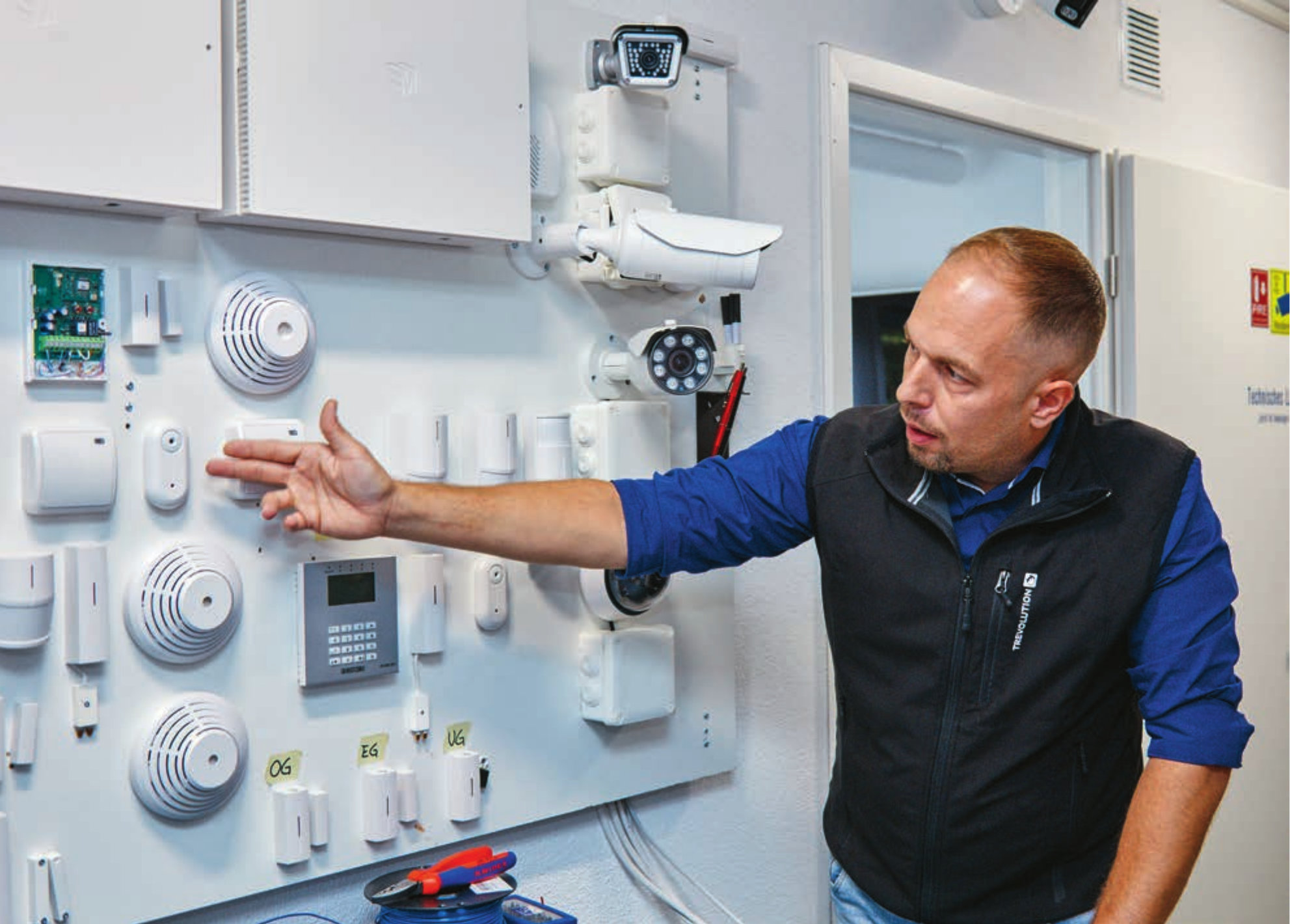 An der Montagewand lässt sich das Finden von Fehlern oder das Anschliessen von Anlagen üben.